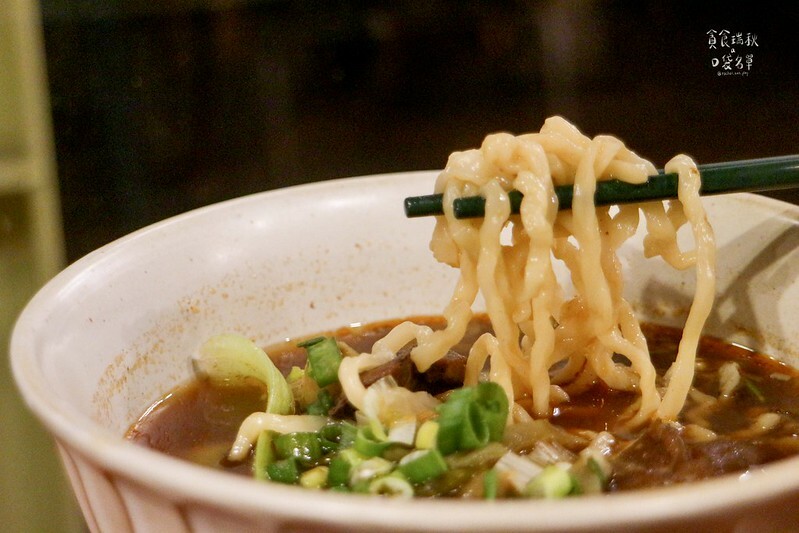 台東綠島｜嚴選台東Q彈手工拉麵搭配甘醇牛肉湯，令人垂涎三尺｜大叔夏麵