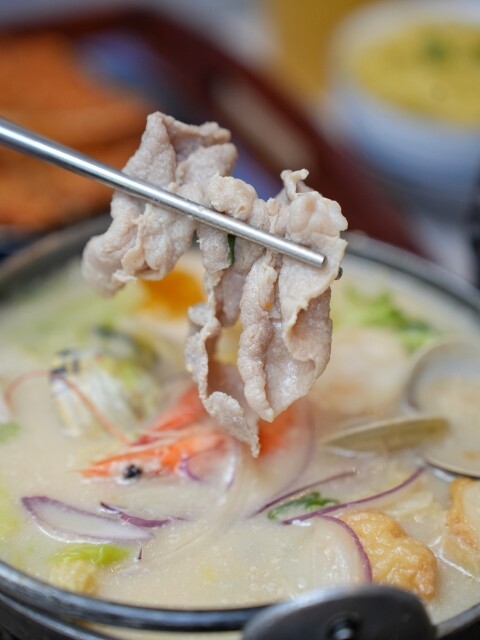 【高雄食記】高CP值料多即食鍋〔 小二春福氣鍋復興店 〕線上點餐預約取餐免等候，四種口味可全素，UBER可外送。