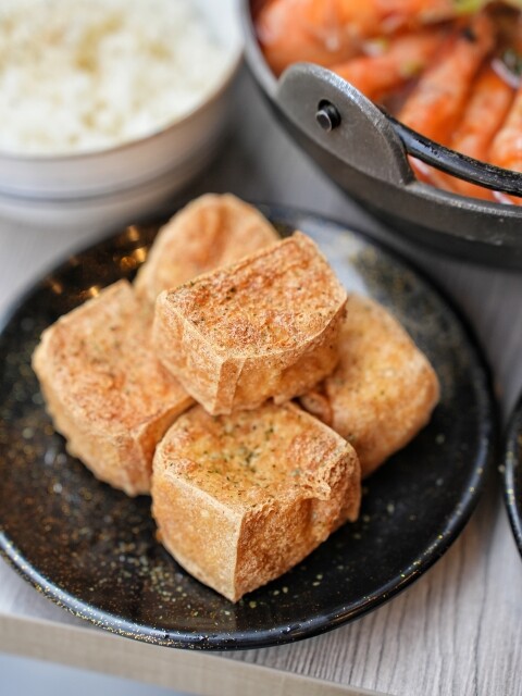 【高雄食記】高CP值料多即食鍋〔 小二春福氣鍋復興店 〕線上點餐預約取餐免等候，四種口味可全素，UBER可外送。