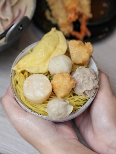 【高雄食記】高CP值料多即食鍋〔 小二春福氣鍋復興店 〕線上點餐預約取餐免等候，四種口味可全素，UBER可外送。