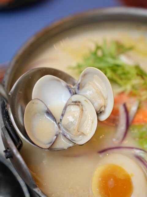 【高雄食記】高CP值料多即食鍋〔 小二春福氣鍋復興店 〕線上點餐預約取餐免等候，四種口味可全素，UBER可外送。