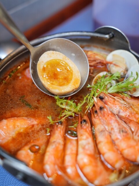 【高雄食記】高CP值料多即食鍋〔 小二春福氣鍋復興店 〕線上點餐預約取餐免等候，四種口味可全素，UBER可外送。