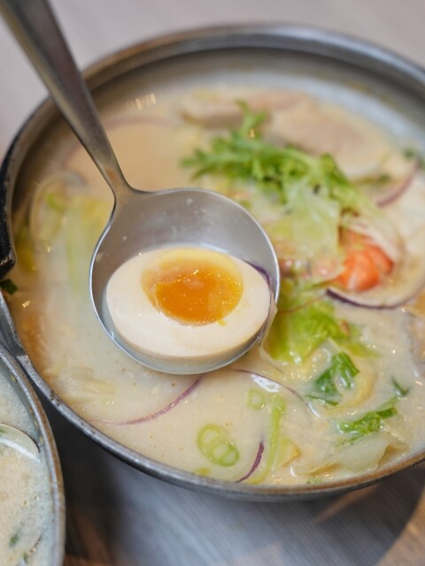 【高雄食記】高CP值料多即食鍋〔 小二春福氣鍋復興店 〕線上點餐預約取餐免等候，四種口味可全素，UBER可外送。