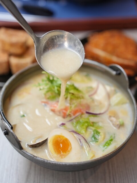 【高雄食記】高CP值料多即食鍋〔 小二春福氣鍋復興店 〕線上點餐預約取餐免等候，四種口味可全素，UBER可外送。