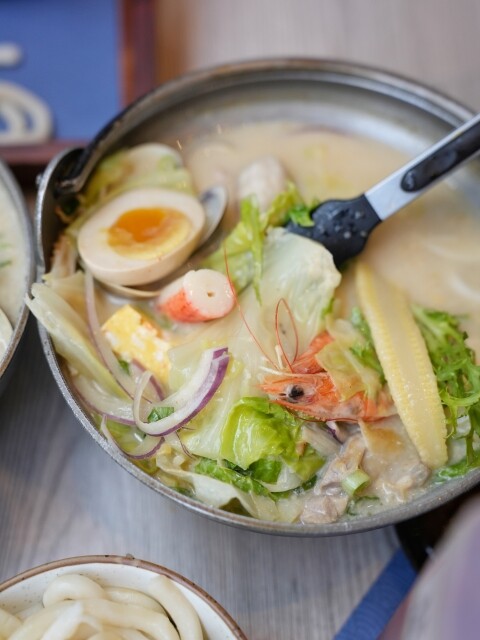 【高雄食記】高CP值料多即食鍋〔 小二春福氣鍋復興店 〕線上點餐預約取餐免等候，四種口味可全素，UBER可外送。