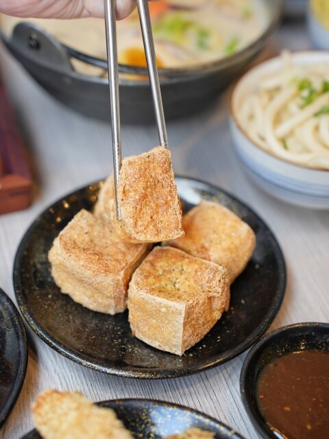 【高雄食記】高CP值料多即食鍋〔 小二春福氣鍋復興店 〕線上點餐預約取餐免等候，四種口味可全素，UBER可外送。