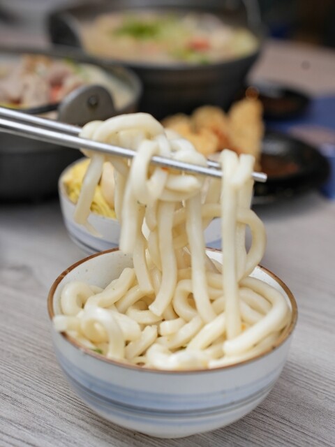 【高雄食記】高CP值料多即食鍋〔 小二春福氣鍋復興店 〕線上點餐預約取餐免等候，四種口味可全素，UBER可外送。