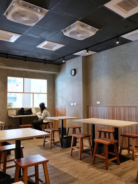 【高雄食記】高CP值料多即食鍋〔 小二春福氣鍋復興店 〕線上點餐預約取餐免等候，四種口味可全素，UBER可外送。