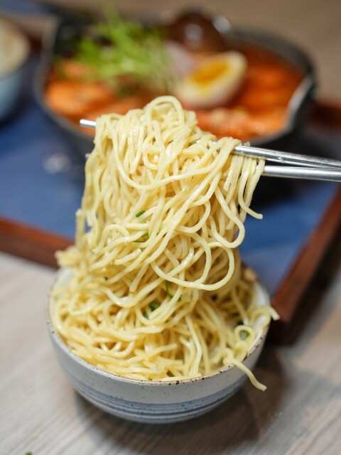 【高雄食記】高CP值料多即食鍋〔 小二春福氣鍋復興店 〕線上點餐預約取餐免等候，四種口味可全素，UBER可外送。