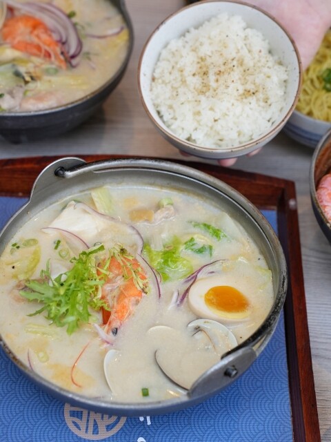 【高雄食記】高CP值料多即食鍋〔 小二春福氣鍋復興店 〕線上點餐預約取餐免等候，四種口味可全素，UBER可外送。