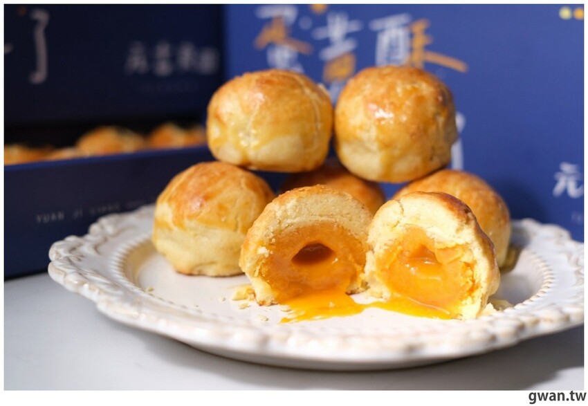 一年做兩次！麵包店裡的隱藏版蛋黃酥，酥香菠蘿皮，一咬就爆漿！