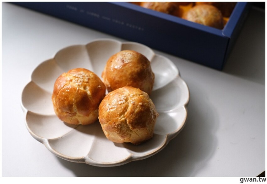 一年做兩次！麵包店裡的隱藏版蛋黃酥，酥香菠蘿皮，一咬就爆漿！