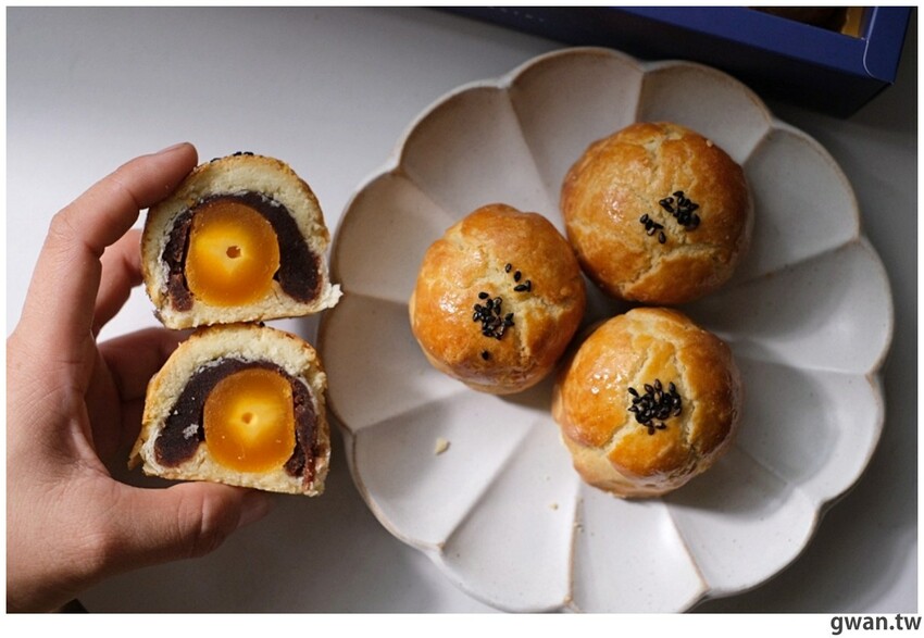 一年做兩次！麵包店裡的隱藏版蛋黃酥，酥香菠蘿皮，一咬就爆漿！