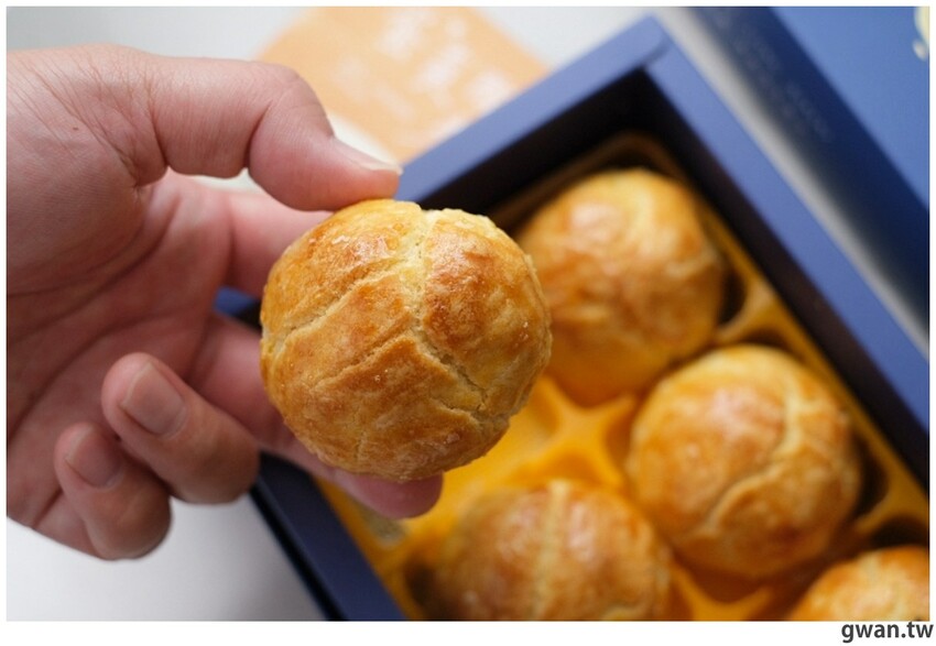 一年做兩次！麵包店裡的隱藏版蛋黃酥，酥香菠蘿皮，一咬就爆漿！