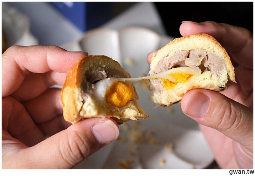 一年做兩次！麵包店裡的隱藏版蛋黃酥，酥香菠蘿皮，一咬就爆漿！