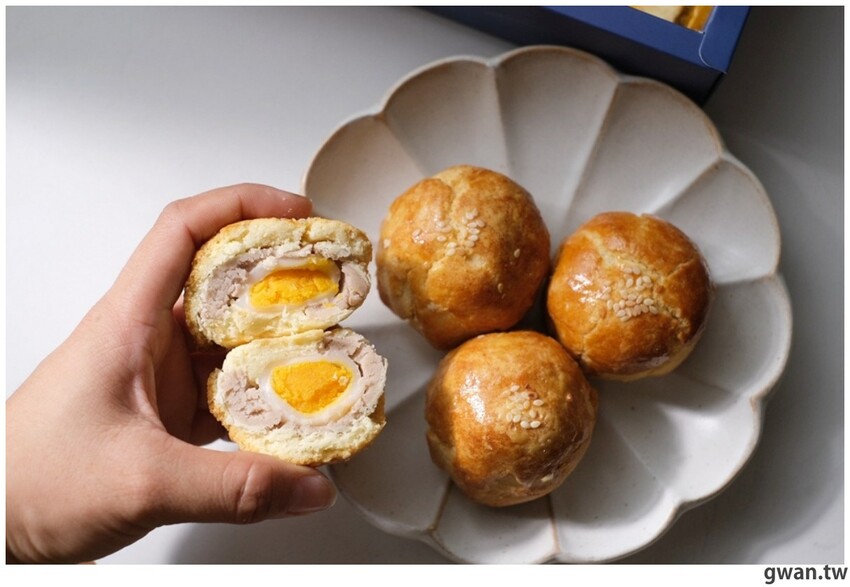 一年做兩次！麵包店裡的隱藏版蛋黃酥，酥香菠蘿皮，一咬就爆漿！