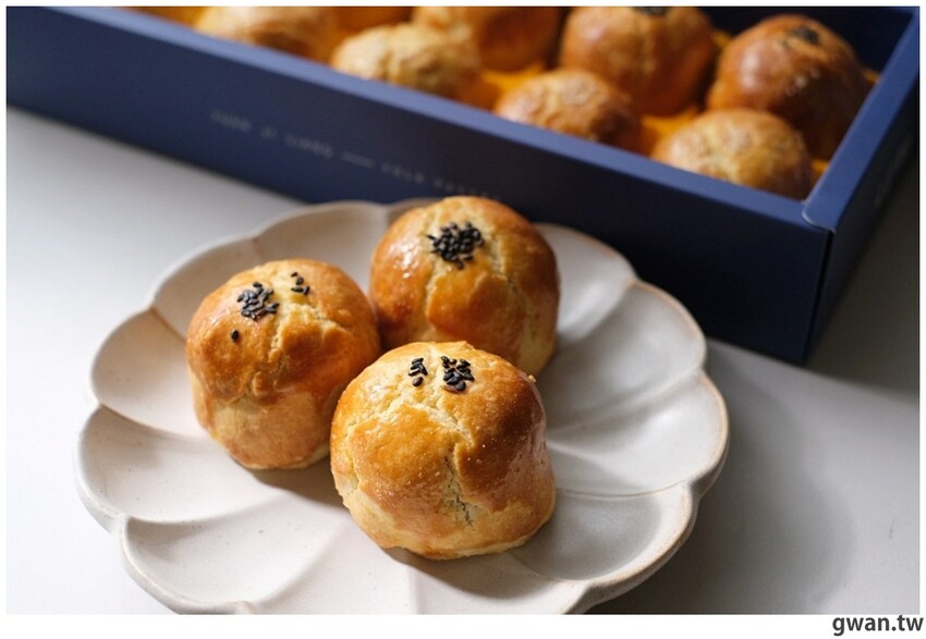 一年做兩次！麵包店裡的隱藏版蛋黃酥，酥香菠蘿皮，一咬就爆漿！
