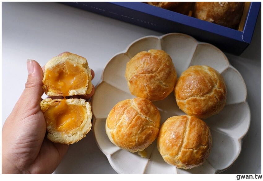一年做兩次！麵包店裡的隱藏版蛋黃酥，酥香菠蘿皮，一咬就爆漿！
