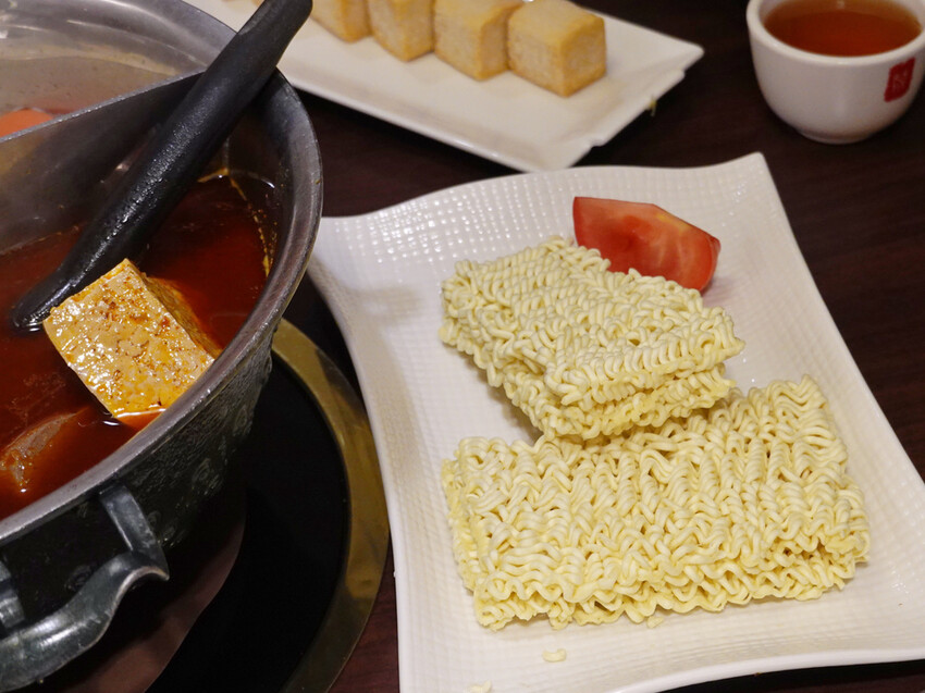 台北大安—鼎王麻辣鍋｜台中起家麻辣鍋霸主 豆腐鴨血無限續加｜東區、忠孝復興