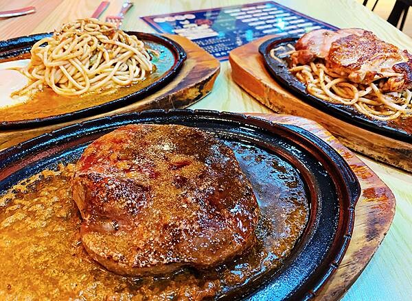 新竹平價牛排│大廟厚切牛排（竹科光復店）原塊牛排鮮嫩多汁、雞排也很推薦，份量十足還加麵不加價，自助吧吃到飽～新竹吃牛排，新竹厚切牛排推薦－38.jpg