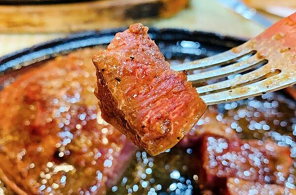 新竹平價牛排│大廟厚切牛排（竹科光復店）原塊牛排鮮嫩多汁、雞排也很推薦，份量十足還加麵不加價，自助吧吃到飽～新竹吃牛排，新竹厚切牛排推薦－46.jpg