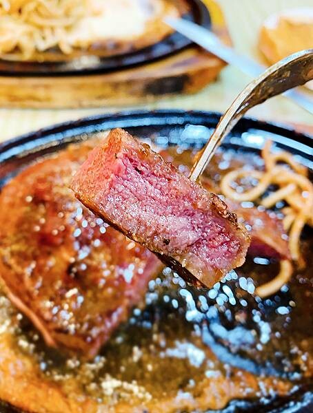 新竹平價牛排│大廟厚切牛排（竹科光復店）原塊牛排鮮嫩多汁、雞排也很推薦，份量十足還加麵不加價，自助吧吃到飽～新竹吃牛排，新竹厚切牛排推薦－41.jpg