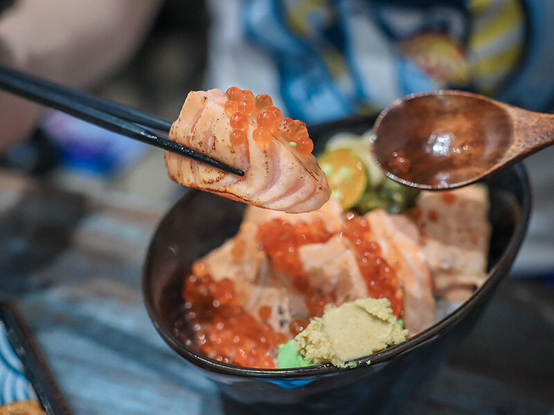竹北日式料理 馬的生食丼 新鮮海鮮生食丼飯加點鮮魚味增湯只要$9元 內用免費續湯 Google評論鮭魚卵手捲買一送一