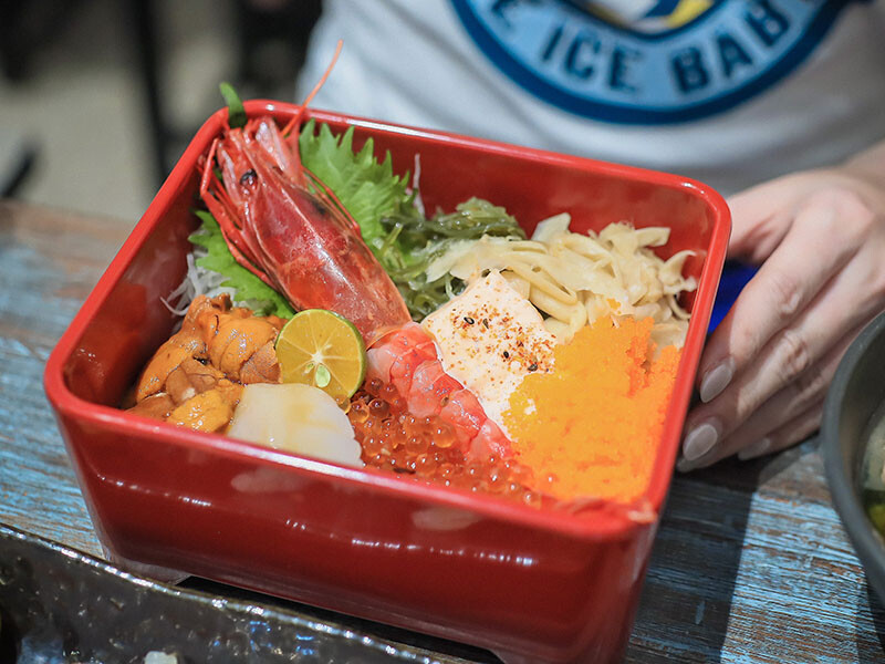 竹北日式料理 馬的生食丼 新鮮海鮮生食丼飯加點鮮魚味增湯只要$9元 內用免費續湯 Google評論鮭魚卵手捲買一送一
