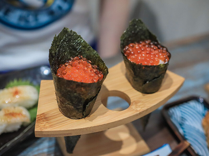 竹北日式料理 馬的生食丼 新鮮海鮮生食丼飯加點鮮魚味增湯只要$9元 內用免費續湯 Google評論鮭魚卵手捲買一送一