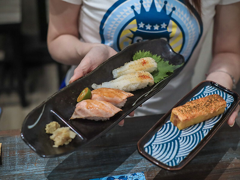 竹北日式料理 馬的生食丼 新鮮海鮮生食丼飯加點鮮魚味增湯只要$9元 內用免費續湯 Google評論鮭魚卵手捲買一送一