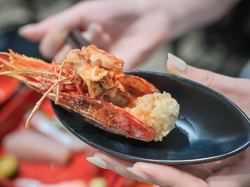 竹北日式料理 馬的生食丼 新鮮海鮮生食丼飯加點鮮魚味增湯只要$9元 內用免費續湯 Google評論鮭魚卵手捲買一送一