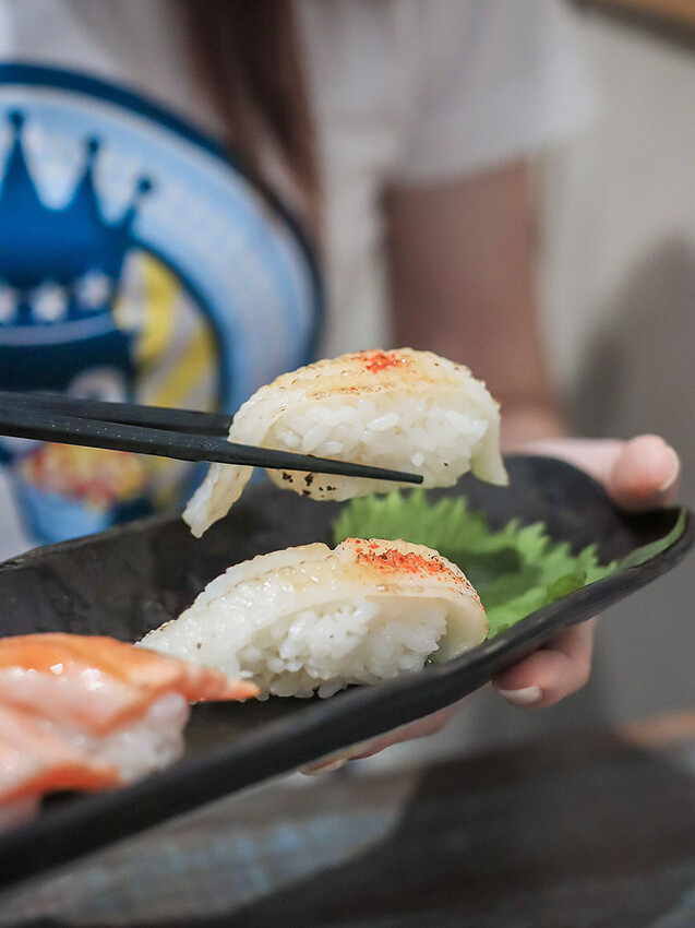 竹北日式料理 馬的生食丼 新鮮海鮮生食丼飯加點鮮魚味增湯只要$9元 內用免費續湯 Google評論鮭魚卵手捲買一送一