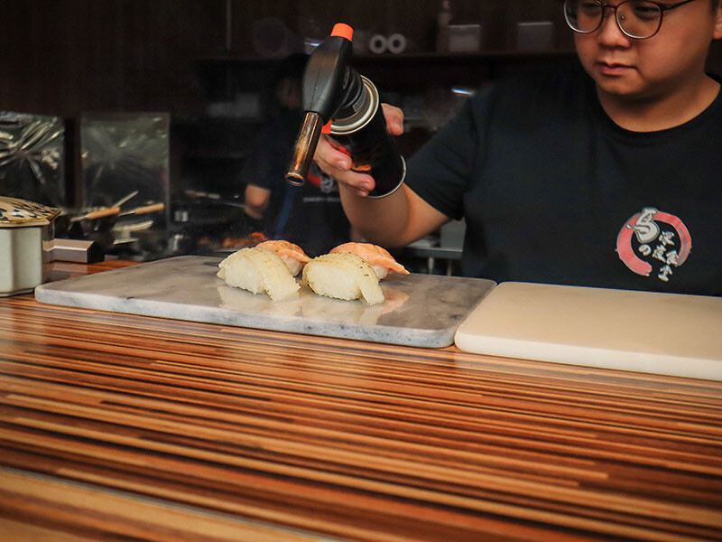 竹北日式料理 馬的生食丼 新鮮海鮮生食丼飯加點鮮魚味增湯只要$9元 內用免費續湯 Google評論鮭魚卵手捲買一送一