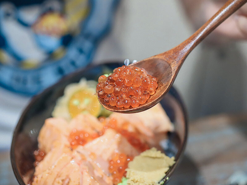 竹北日式料理 馬的生食丼 新鮮海鮮生食丼飯加點鮮魚味增湯只要$9元 內用免費續湯 Google評論鮭魚卵手捲買一送一