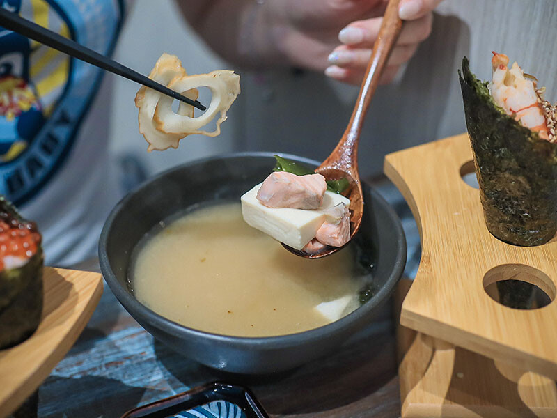 竹北日式料理 馬的生食丼 新鮮海鮮生食丼飯加點鮮魚味增湯只要$9元 內用免費續湯 Google評論鮭魚卵手捲買一送一