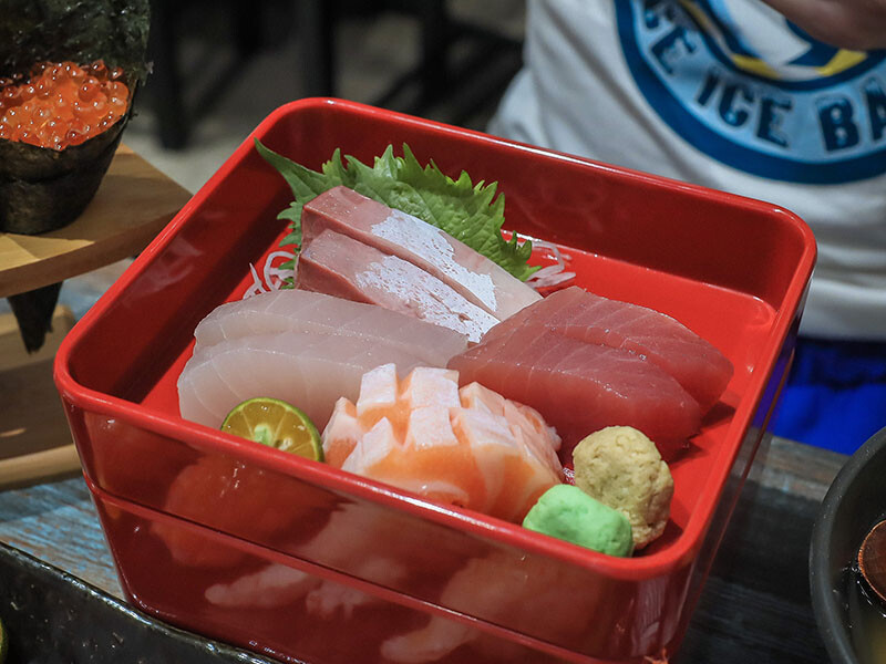 竹北日式料理 馬的生食丼 新鮮海鮮生食丼飯加點鮮魚味增湯只要$9元 內用免費續湯 Google評論鮭魚卵手捲買一送一