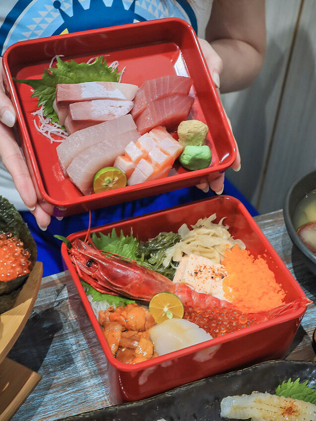 竹北日式料理 馬的生食丼 新鮮海鮮生食丼飯加點鮮魚味增湯只要$9元 內用免費續湯 Google評論鮭魚卵手捲買一送一