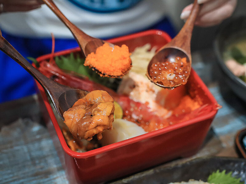 竹北日式料理 馬的生食丼 新鮮海鮮生食丼飯加點鮮魚味增湯只要$9元 內用免費續湯 Google評論鮭魚卵手捲買一送一