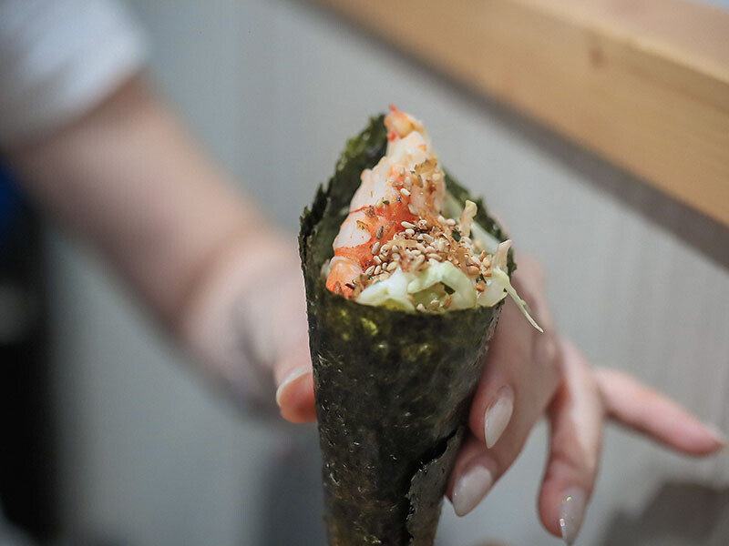 竹北日式料理 馬的生食丼 新鮮海鮮生食丼飯加點鮮魚味增湯只要$9元 內用免費續湯 Google評論鮭魚卵手捲買一送一