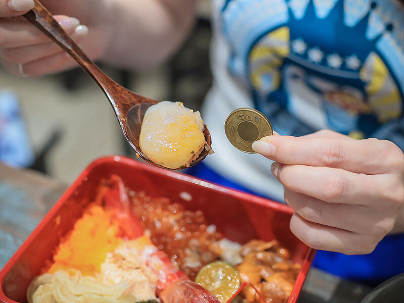 竹北日式料理 馬的生食丼 新鮮海鮮生食丼飯加點鮮魚味增湯只要$9元 內用免費續湯 Google評論鮭魚卵手捲買一送一