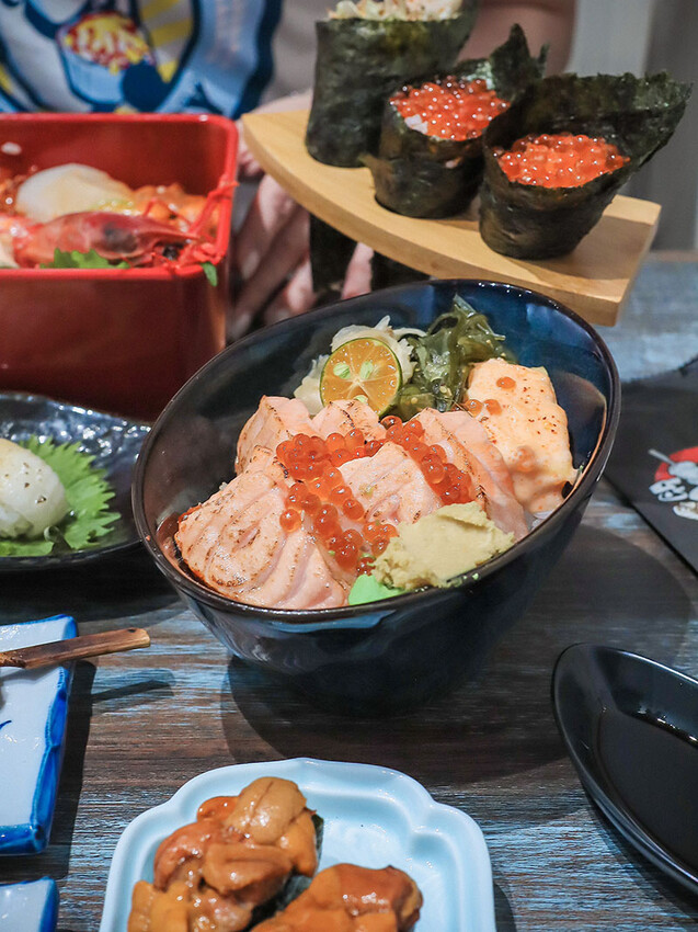 竹北日式料理 馬的生食丼 新鮮海鮮生食丼飯加點鮮魚味增湯只要$9元 內用免費續湯 Google評論鮭魚卵手捲買一送一