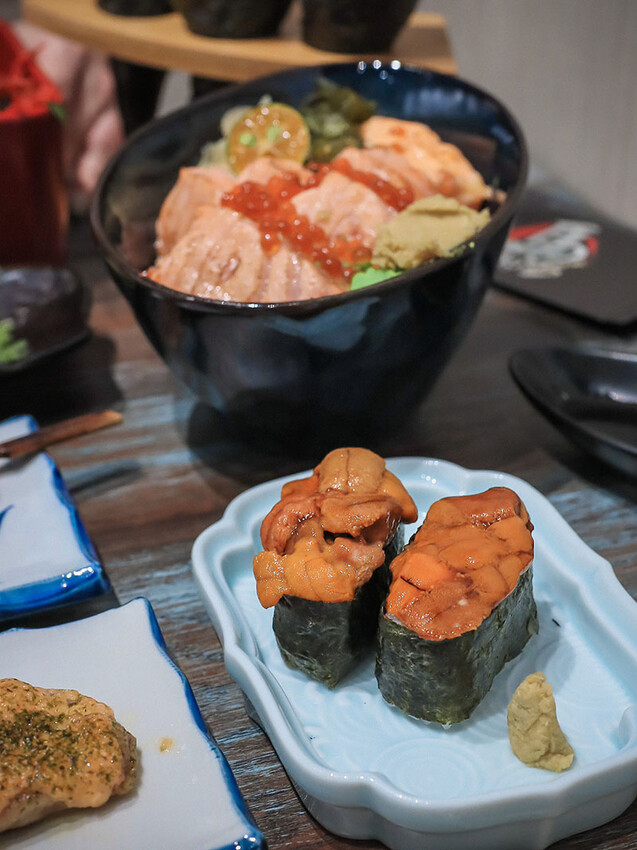 竹北日式料理 馬的生食丼 新鮮海鮮生食丼飯加點鮮魚味增湯只要$9元 內用免費續湯 Google評論鮭魚卵手捲買一送一