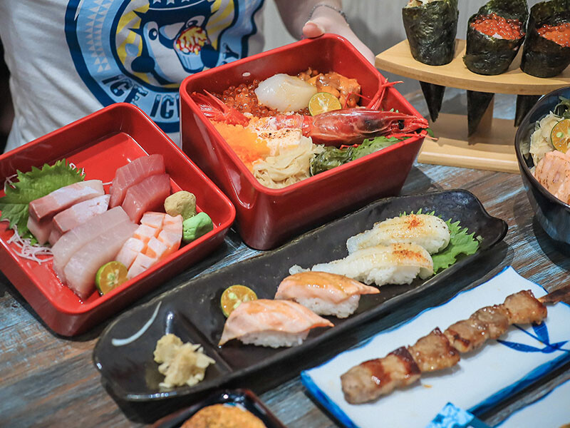 竹北日式料理 馬的生食丼 新鮮海鮮生食丼飯加點鮮魚味增湯只要$9元 內用免費續湯 Google評論鮭魚卵手捲買一送一