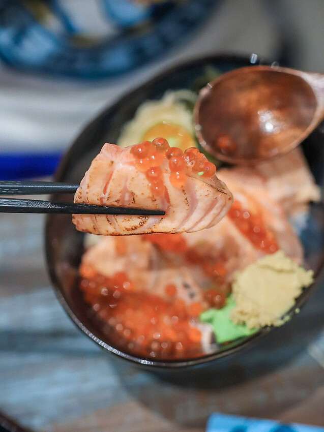 竹北日式料理 馬的生食丼 新鮮海鮮生食丼飯加點鮮魚味增湯只要$9元 內用免費續湯 Google評論鮭魚卵手捲買一送一