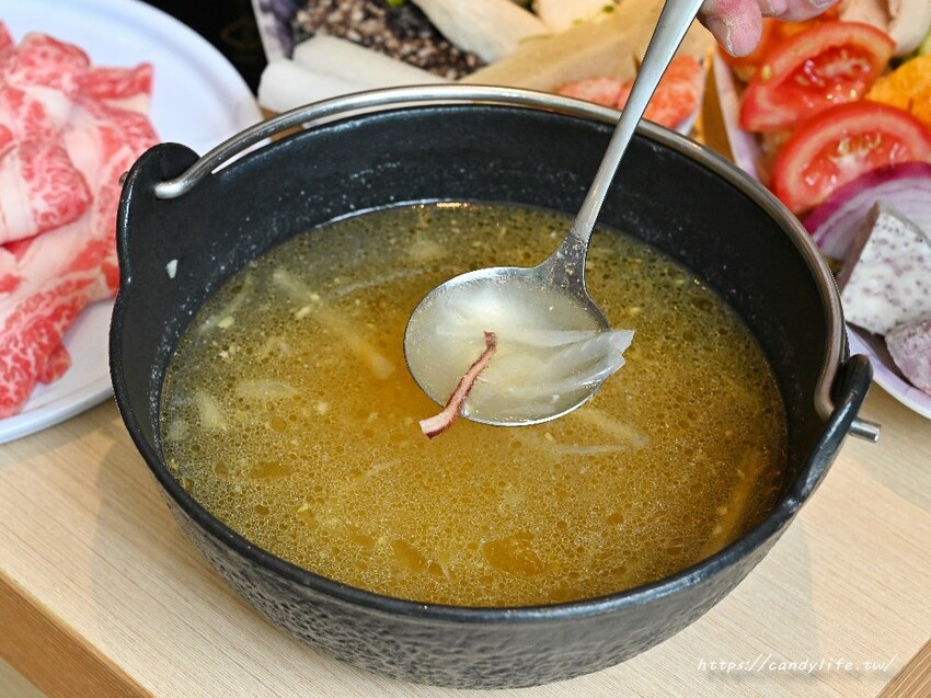 全台最大築間鍋物就在台中中科商圈，佔地百坪，火烤兩吃自助吧吃到飽，營業至凌晨四點