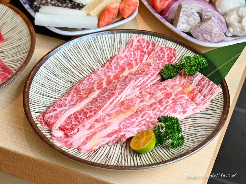 全台最大築間鍋物就在台中中科商圈，佔地百坪，火烤兩吃自助吧吃到飽，營業至凌晨四點