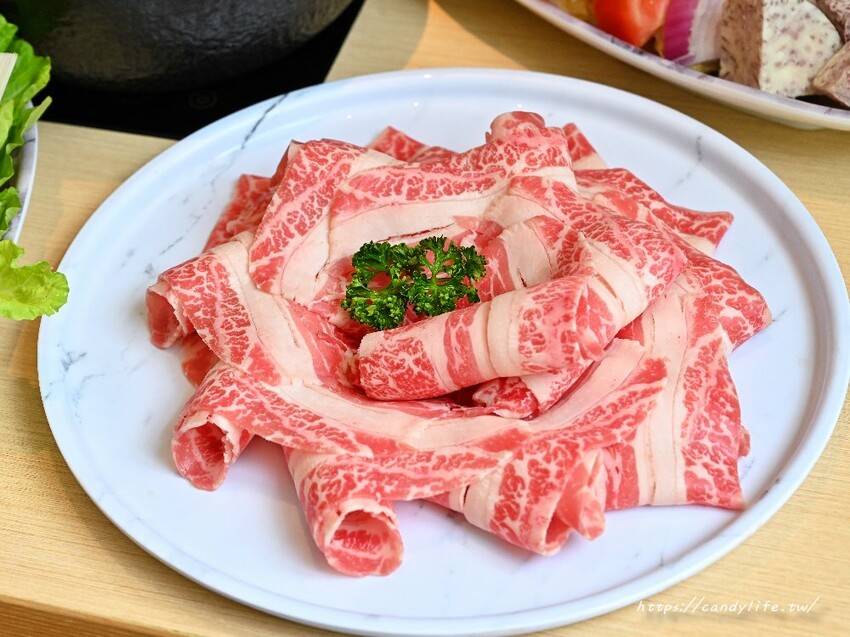 全台最大築間鍋物就在台中中科商圈，佔地百坪，火烤兩吃自助吧吃到飽，營業至凌晨四點