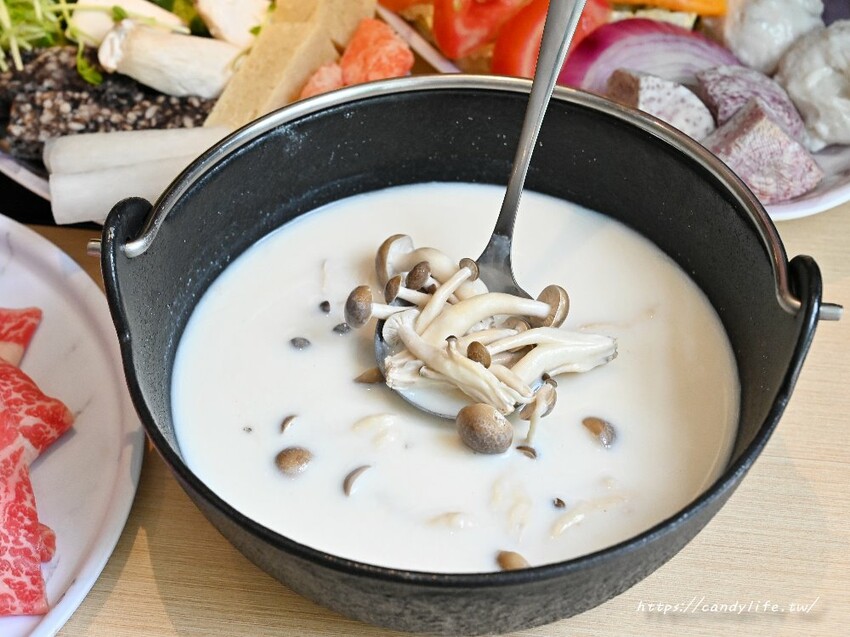 全台最大築間鍋物就在台中中科商圈，佔地百坪，火烤兩吃自助吧吃到飽，營業至凌晨四點