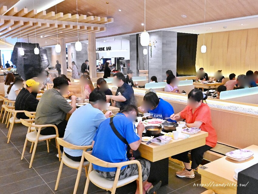 全台最大築間鍋物就在台中中科商圈，佔地百坪，火烤兩吃自助吧吃到飽，營業至凌晨四點
