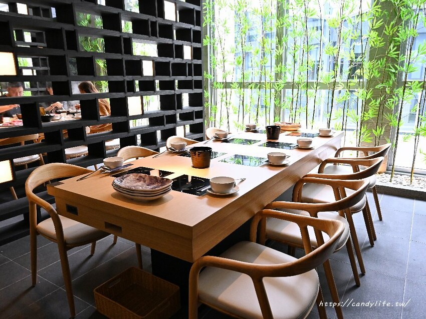 全台最大築間鍋物就在台中中科商圈，佔地百坪，火烤兩吃自助吧吃到飽，營業至凌晨四點